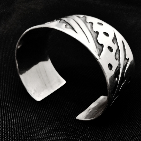 Vintage Heavy Etched Sterling Silver Native American Cuff Bracelet - Picture 6 of 8